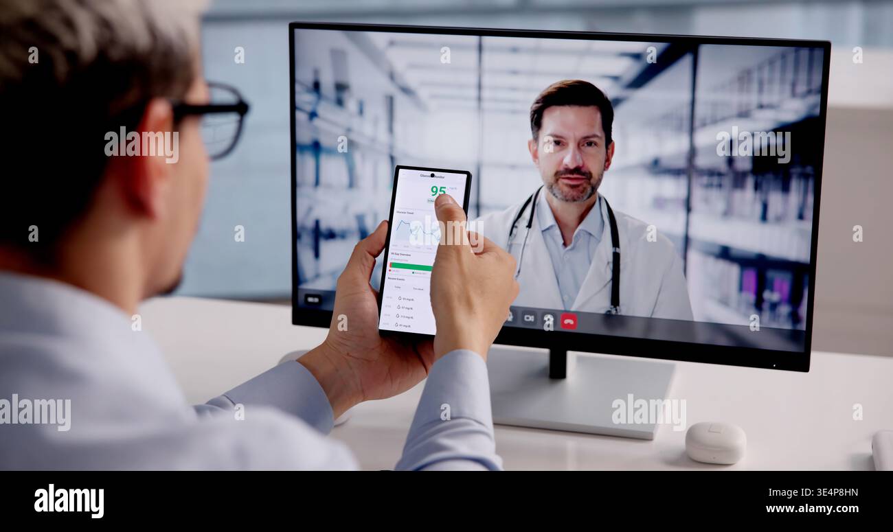 Latino Man Monitoring Des Blutzuckers Mit Kontinuierlichem Glukosesensor Während Der Telemedizin-Online-Konsultation Stockfoto