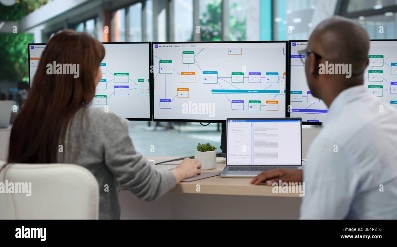 Junger Manager Und Berater Mit Digitaler Workflow-Software Zur Optimierung Von Geschäftsaufgaben Stockfoto