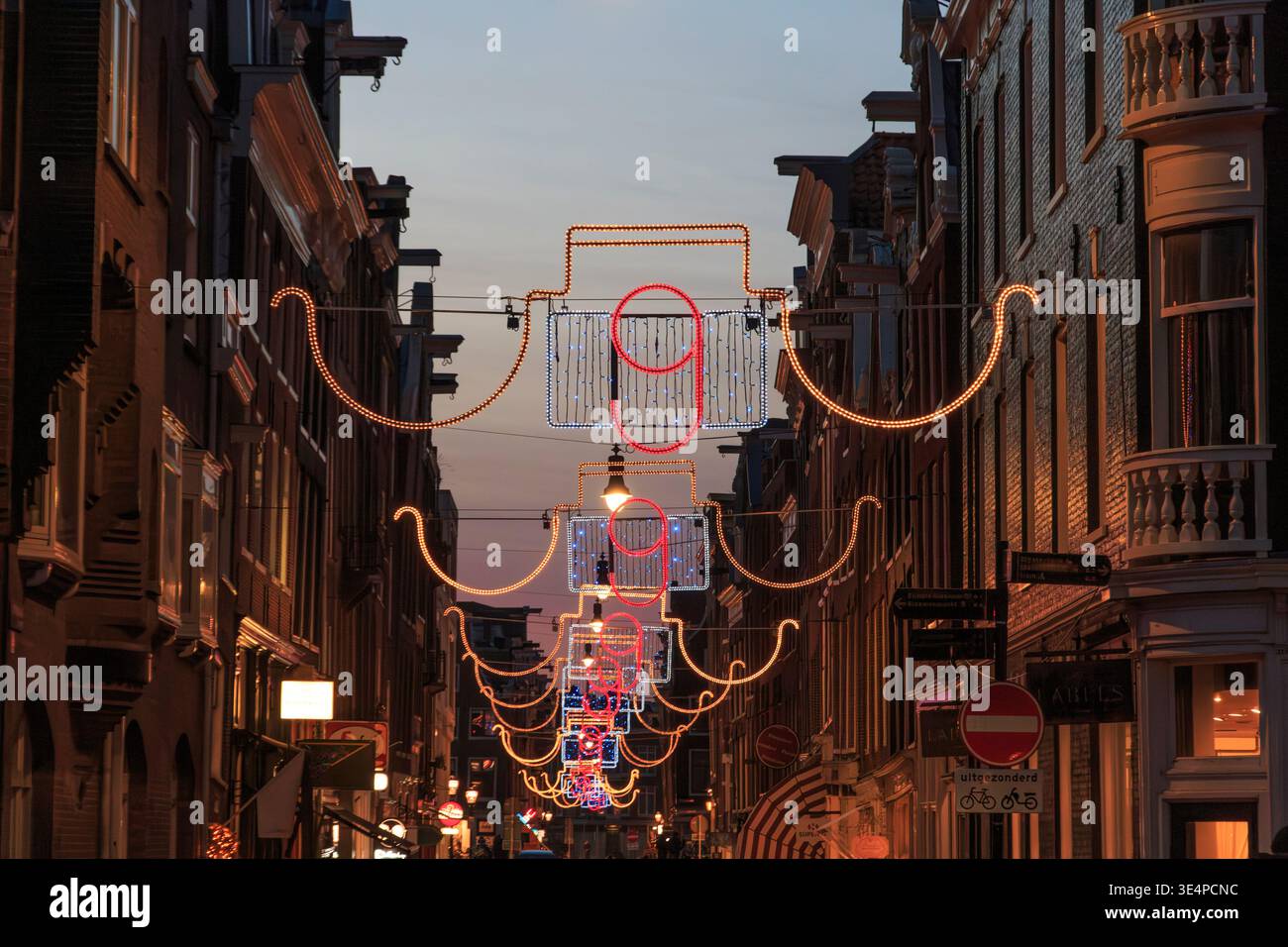 Europa, die Niederlande, Holland, Amsterdam, Lightover A Street. Amsterdam Light Festival 2016. Stockfoto
