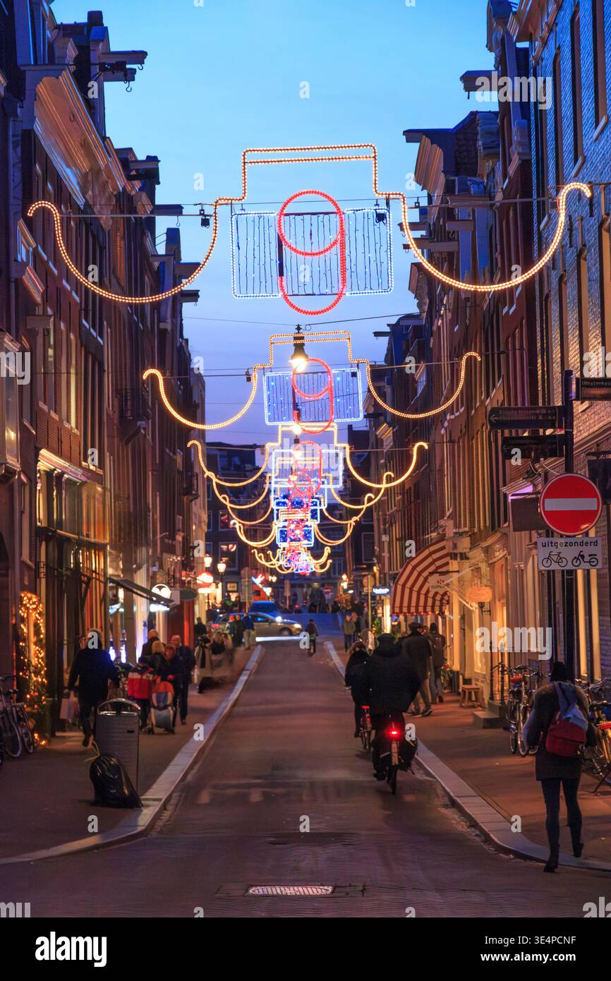 Europa, die Niederlande, Holland, Amsterdam, Lightover A Street. Amsterdam Light Festival 2016. Stockfoto