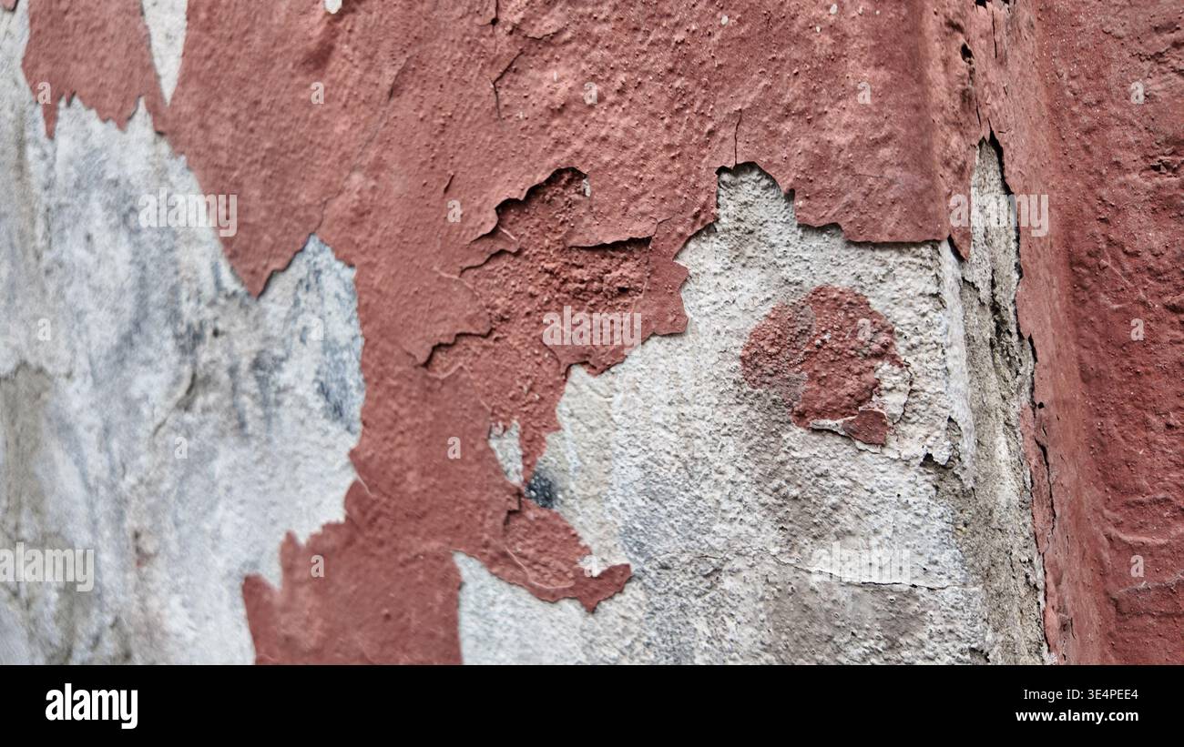 Alte Wand mit abblätternder Farbe im städtischen Bereich bei Tageslicht Stockfoto