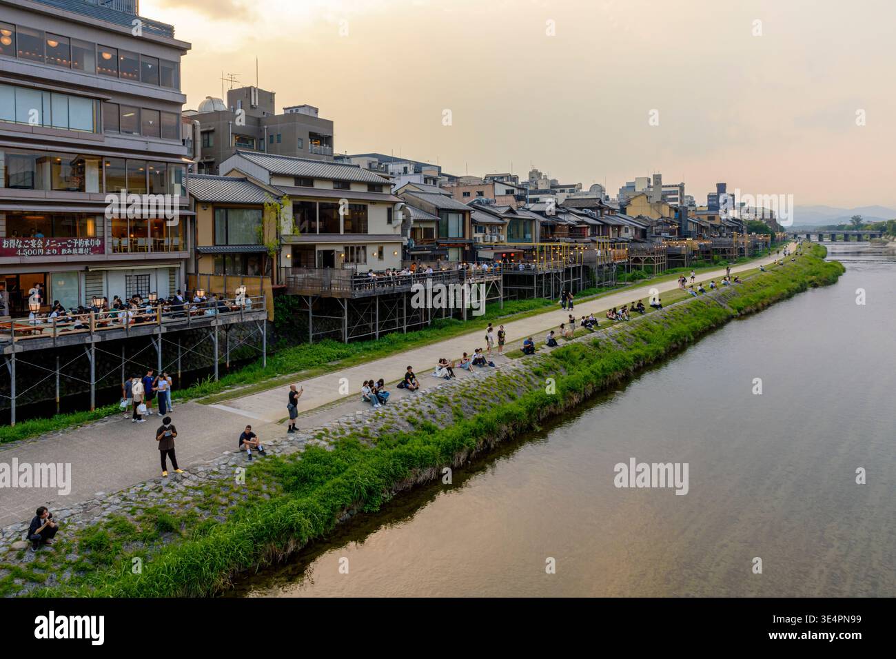 Menschen genießen den Sommerabend Sonnenuntergang am Ufer des Kamo Flusses, der durch Kyoto, Kansai, Japan fließt Stockfoto