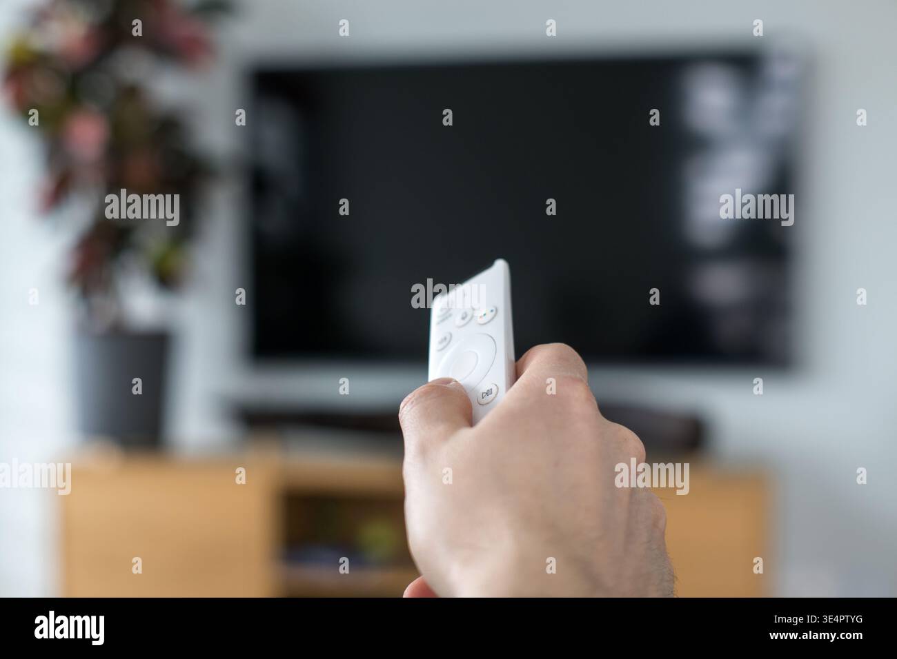 Fernbedienung in der Hand des Zuschauers. Stockfoto