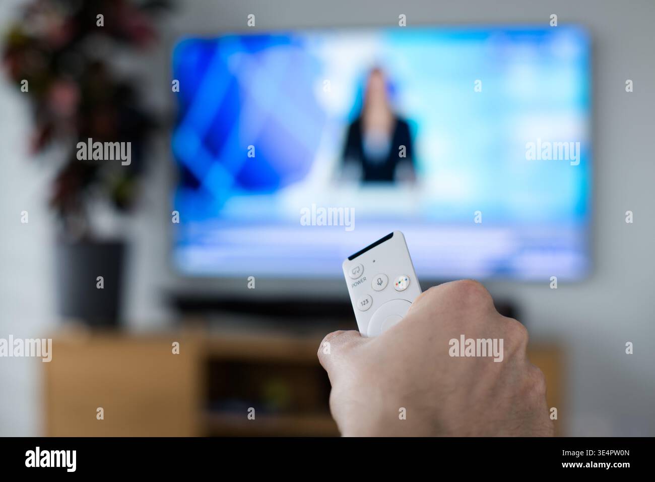 Fernbedienung in der Hand des Zuschauers. Stockfoto