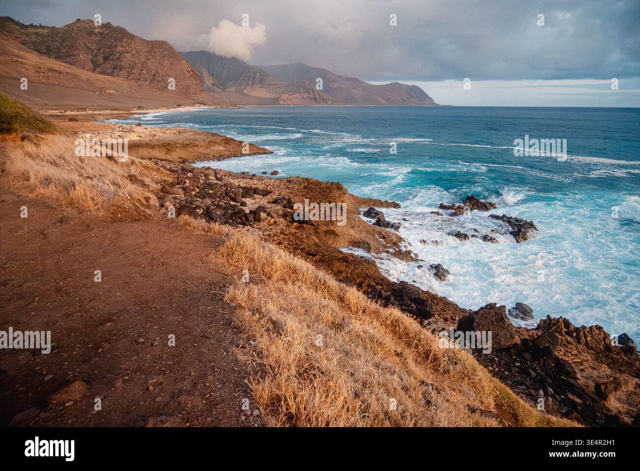 Sonnige Küste Entspannend. Diese Strahlende Küstenszene Bietet Ruhige Gewässer Und Rocky Cliffs Bei Sonnenuntergang Stockfoto