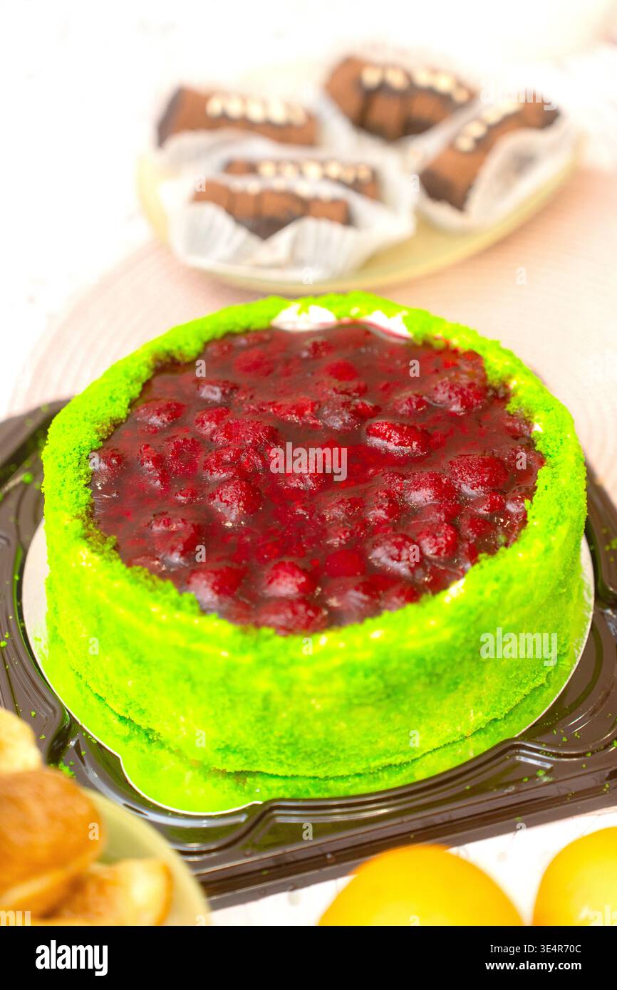 Biskuitkuchen mit Frischkäse und frischen Sommerbeeren auf hölzernem Hintergrund, Blick von oben. Hausgemachte Victoria Torte mit Schlagsahne, Erdbeeren und blu Stockfoto