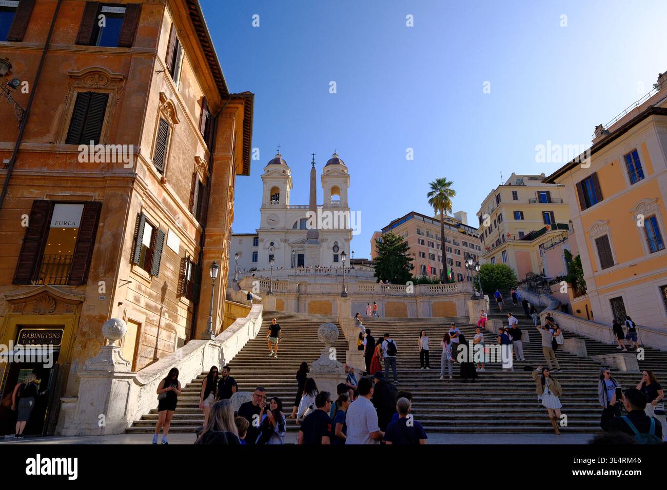 Rom, Italien-25. September 2025: Niedriger Blick auf die Spanische Treppe in Rom unter Sonnenlicht, mit der Kirche Trinità Dei Monti oben auf der Treppe Stockfoto