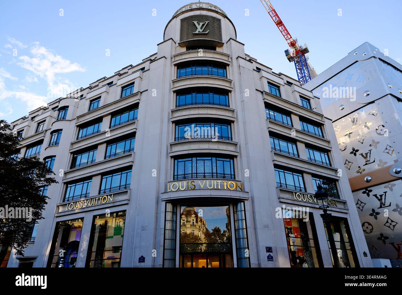 Paris, Frankreich, 5. Oktober 2025: Großes Louis Vuitton Maison Champs-Elysées-Geschäft in Paris Stockfoto