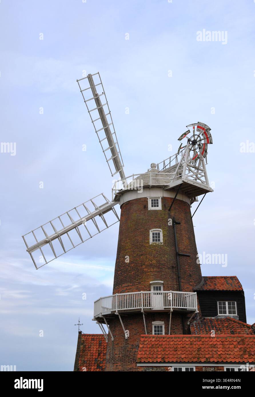 Ein Porträt des Wahrzeichens der Cley Mill an der Küste von Norfolk in Cley next the Sea, Norfolk, England, Vereinigtes Königreich. Stockfoto
