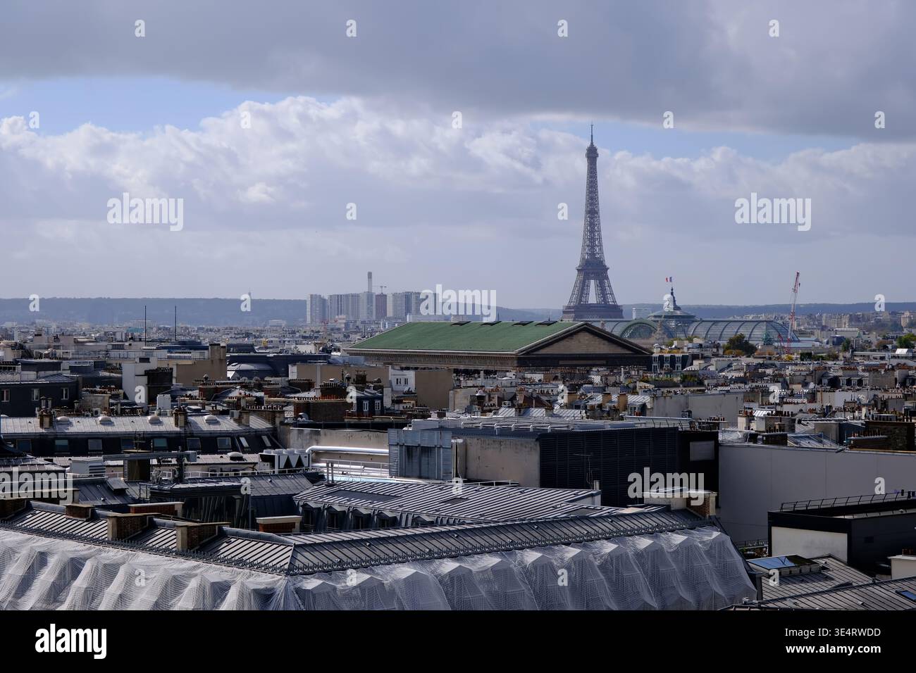 Stadtblick auf Paris mit dem Eiffelturm in der Ferne Stockfoto
