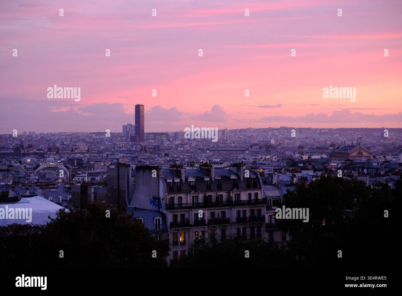 Skyline der Stadt Paris bei Sonnenuntergang von Montmartre unter rosa und violettem Himmel Stockfoto