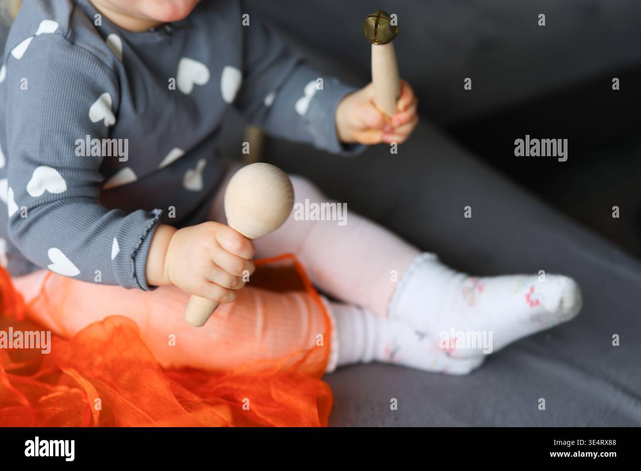 Baby erkundet Mini-Musikinstrumente, Montessori inspirierte Aktivität für die frühkindliche Entwicklung. Stockfoto