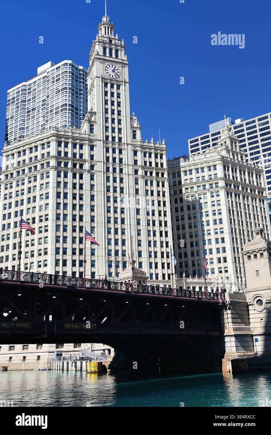 Chicago, Illinois, USA. Das lokale Wahrzeichen Wrigley Building mit seinem unverwechselbaren Uhrenturm und der weißen Terrakotta-Fassade. Stockfoto