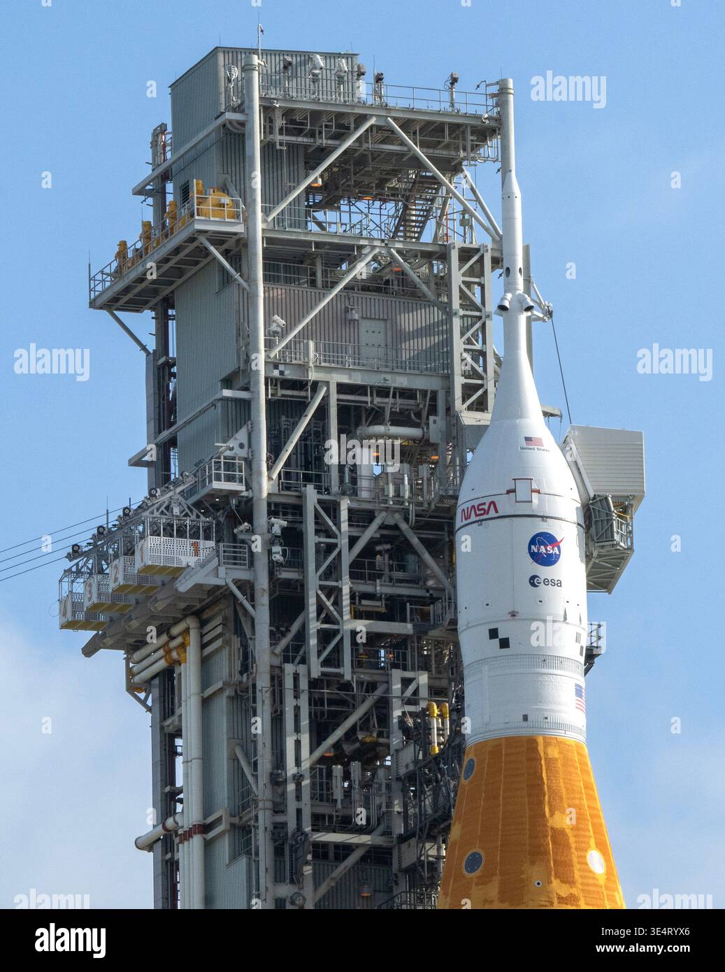 Kennedy Space Center, Usa. März 2026. Die Artemis II-Mondrakete der NASA mit dem Orion-Raumschiff liegt am Sonntag, den 29. März 2026, auf dem Launch Complex 39B im Kennedy Space Center in Florida. ARTEMIS II mit einer vierköpfigen Crew soll am 1. April 2026 starten und ist der erste bemannte Start, der den Mond seit mehr als 50 Jahren umkreisen wird. Foto: Pat Benic/UPI Credit: UPI/Alamy Live News Stockfoto