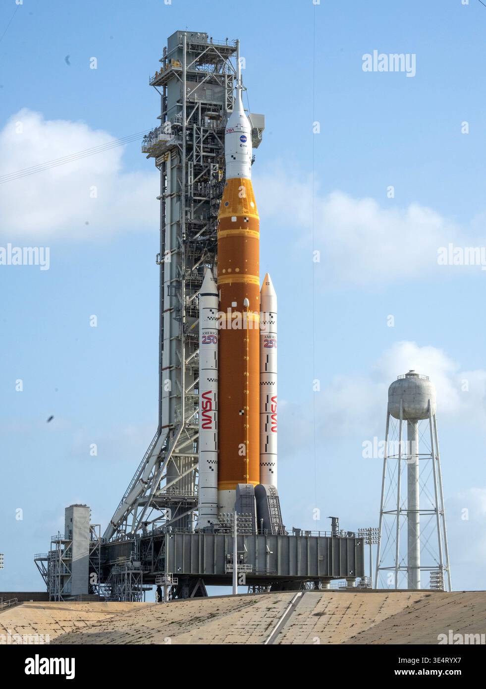 Kennedy Space Center, Usa. März 2026. Die Artemis II-Mondrakete der NASA mit dem Orion-Raumschiff liegt am Sonntag, den 29. März 2026, auf dem Launch Complex 39B im Kennedy Space Center in Florida. ARTEMIS II mit einer vierköpfigen Crew soll am 1. April 2026 starten und ist der erste bemannte Start, der den Mond seit mehr als 50 Jahren umkreisen wird. Foto: Pat Benic/UPI Credit: UPI/Alamy Live News Stockfoto