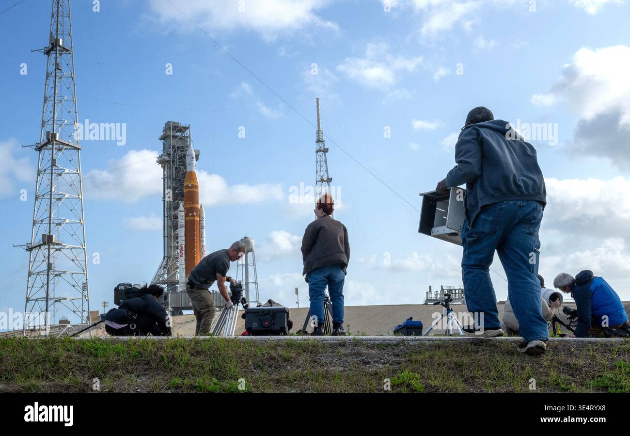 Kennedy Space Center, Usa. März 2026. Fotografen stellten Fernkameras auf, als die Artemis II-Mondrakete der NASA am Sonntag, den 29. März 2026, auf dem Startkomplex 39B im Kennedy Space Center in Florida ruht. ARTEMIS II mit einer vierköpfigen Crew soll am 1. April 2026 starten und ist der erste bemannte Start, der den Mond seit mehr als 50 Jahren umkreisen wird. Foto: Pat Benic/UPI Credit: UPI/Alamy Live News Stockfoto