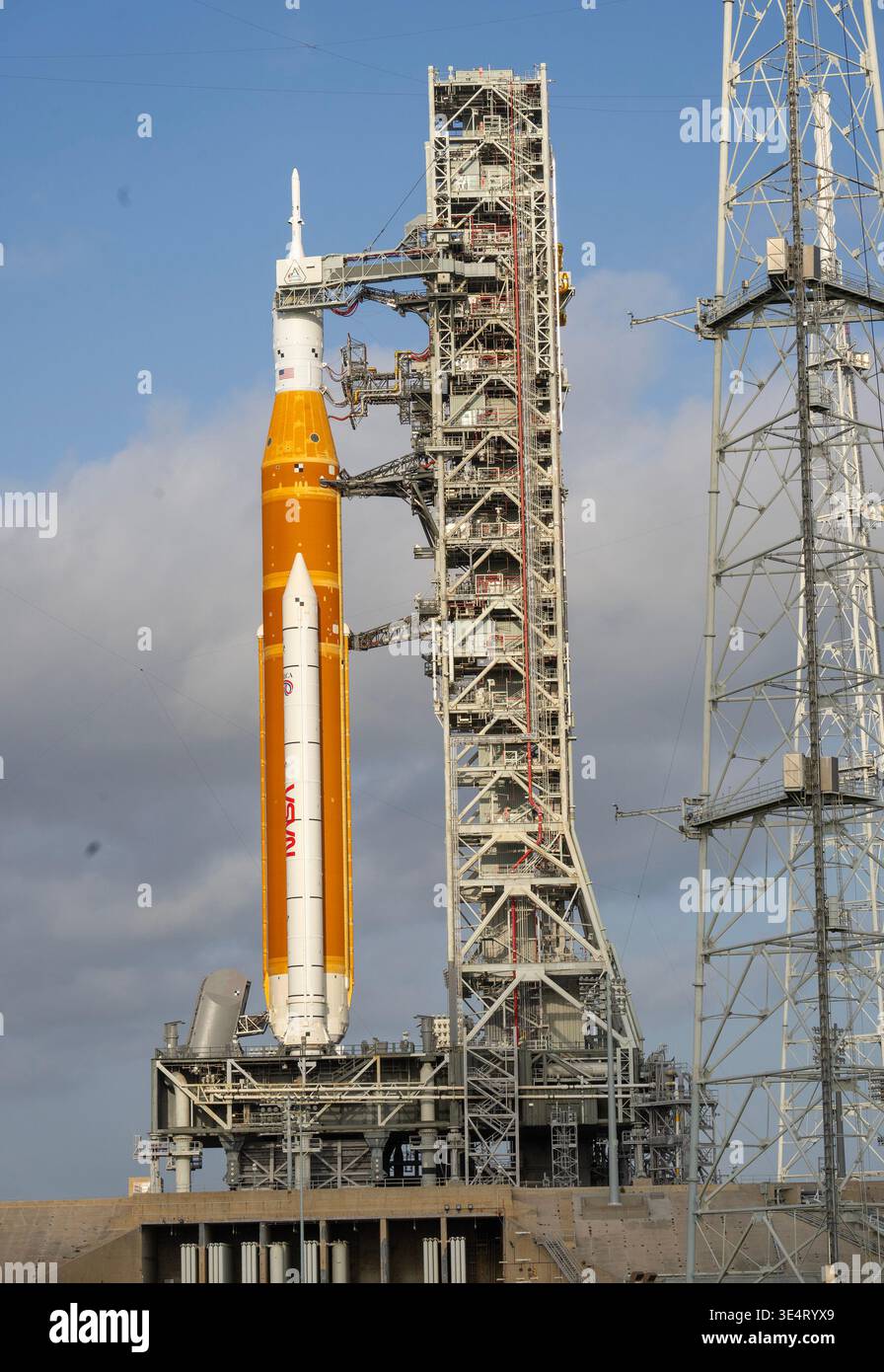 Kennedy Space Center, Usa. März 2026. Die Artemis II-Mondrakete der NASA mit dem Orion-Raumschiff liegt am Sonntag, den 29. März 2026, auf dem Launch Complex 39B im Kennedy Space Center in Florida. ARTEMIS II mit einer vierköpfigen Crew soll am 1. April 2026 starten und ist der erste bemannte Start, der den Mond seit mehr als 50 Jahren umkreisen wird. Foto: Pat Benic/UPI Credit: UPI/Alamy Live News Stockfoto