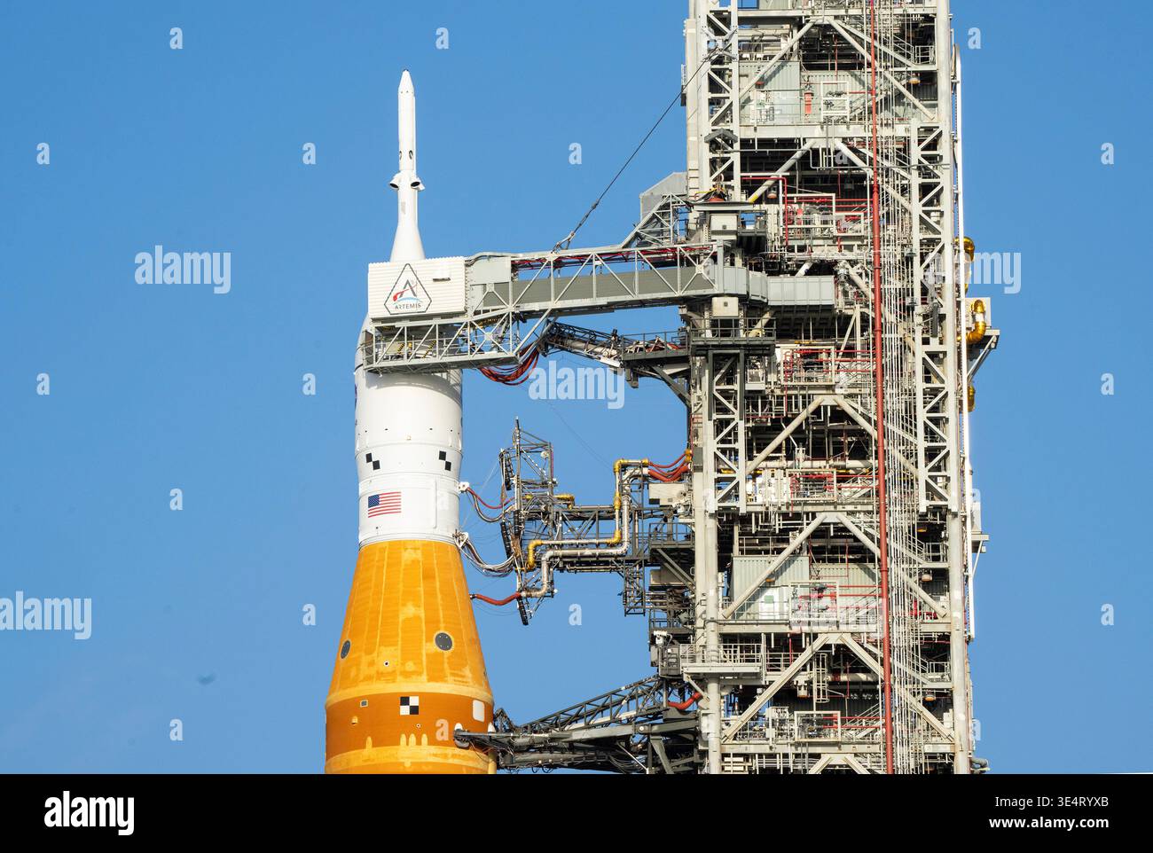 Kennedy Space Center, Usa. März 2026. Die Artemis II-Mondrakete der NASA mit dem Orion-Raumschiff liegt am Sonntag, den 29. März 2026, auf dem Launch Complex 39B im Kennedy Space Center in Florida. ARTEMIS II mit einer vierköpfigen Crew soll am 1. April 2026 starten und ist der erste bemannte Start, der den Mond seit mehr als 50 Jahren umkreisen wird. Foto: Pat Benic/UPI Credit: UPI/Alamy Live News Stockfoto