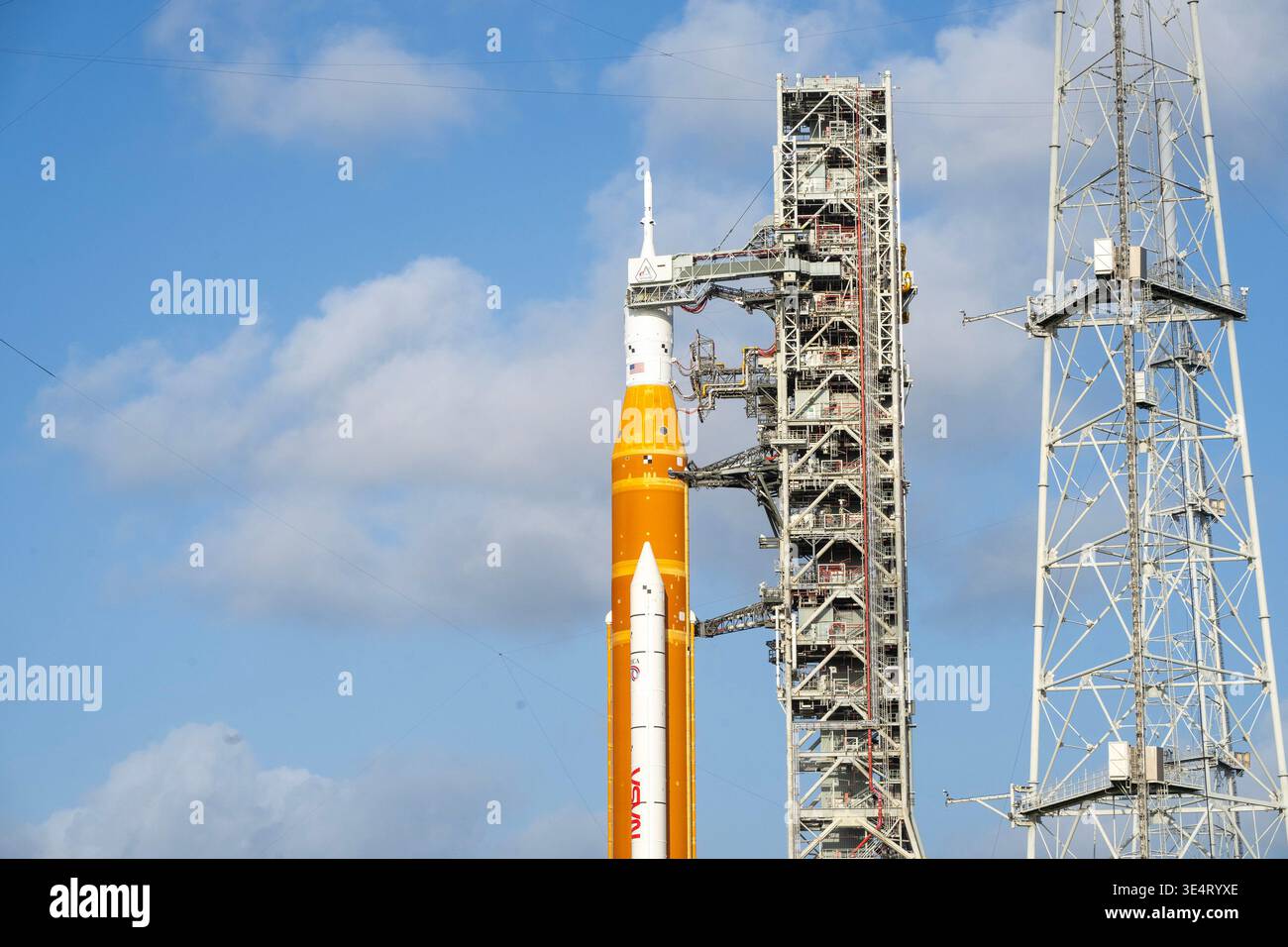 Kennedy Space Center, Usa. März 2026. Die Artemis II-Mondrakete der NASA mit dem Orion-Raumschiff liegt am Sonntag, den 29. März 2026, auf dem Launch Complex 39B im Kennedy Space Center in Florida. ARTEMIS II mit einer vierköpfigen Crew soll am 1. April 2026 starten und ist der erste bemannte Start, der den Mond seit mehr als 50 Jahren umkreisen wird. Foto: Pat Benic/UPI Credit: UPI/Alamy Live News Stockfoto