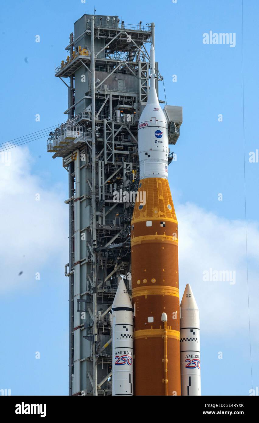 Kennedy Space Center, Usa. März 2026. Die Artemis II-Mondrakete der NASA mit dem Orion-Raumschiff liegt am Sonntag, den 29. März 2026, auf dem Launch Complex 39B im Kennedy Space Center in Florida. ARTEMIS II mit einer vierköpfigen Crew soll am 1. April 2026 starten und ist der erste bemannte Start, der den Mond seit mehr als 50 Jahren umkreisen wird. Foto: Pat Benic/UPI Credit: UPI/Alamy Live News Stockfoto