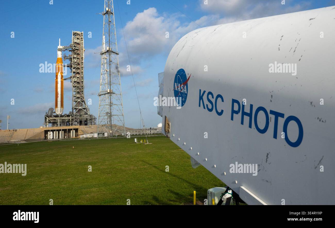 Kennedy Space Center, Usa. März 2026. Die Artemis II-Mondrakete der NASA mit dem Orion-Raumschiff liegt am Sonntag, den 29. März 2026, auf dem Launch Complex 39B im Kennedy Space Center in Florida. ARTEMIS II mit einer vierköpfigen Crew soll am 1. April 2026 starten und ist der erste bemannte Start, der den Mond seit mehr als 50 Jahren umkreisen wird. Foto: Pat Benic/UPI Credit: UPI/Alamy Live News Stockfoto