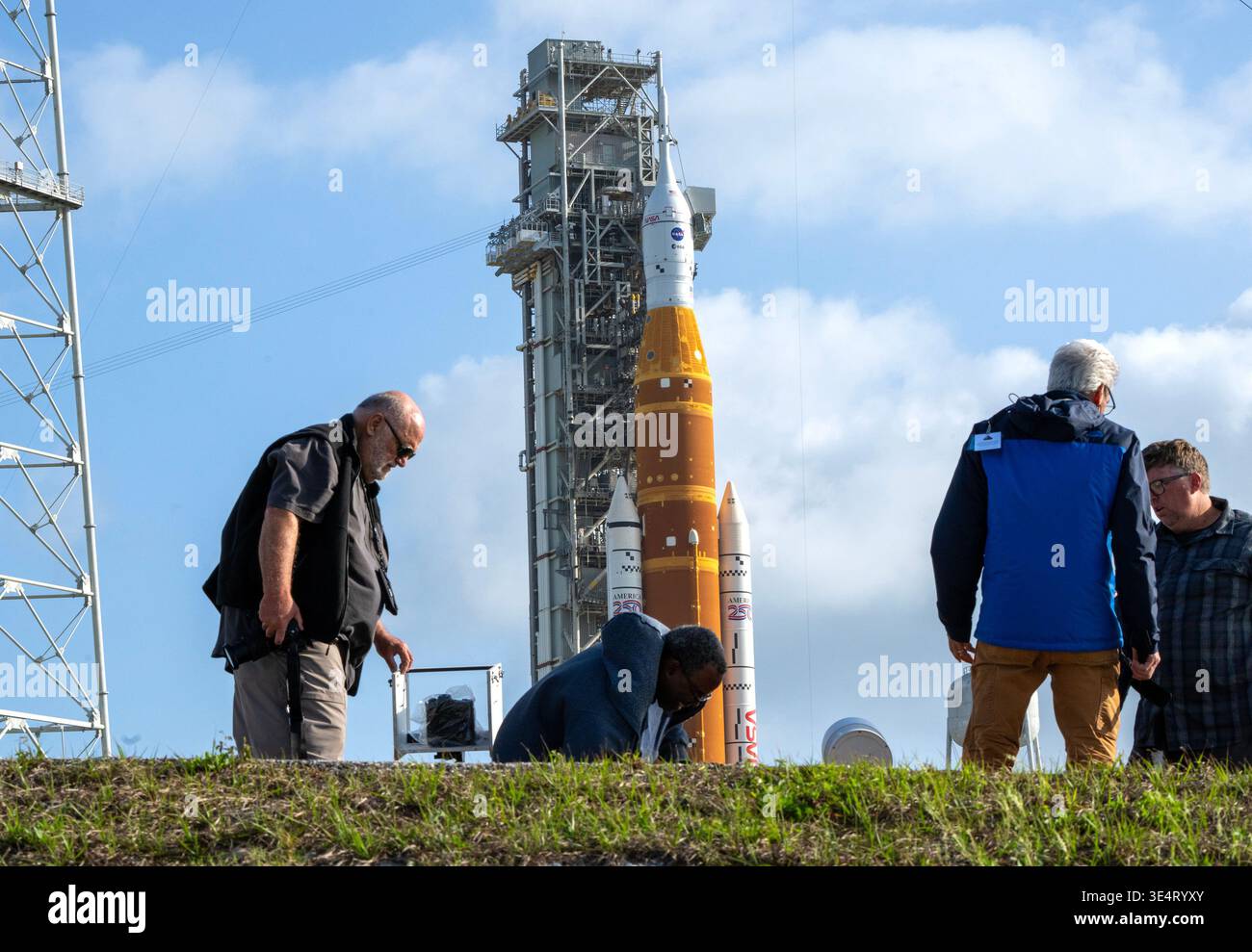 Kennedy Space Center, Usa. März 2026. Fotografen stellten Fernkameras auf, als die Artemis II-Mondrakete der NASA am Sonntag, den 29. März 2026, auf dem Startkomplex 39B im Kennedy Space Center in Florida ruht. ARTEMIS II mit einer vierköpfigen Crew soll am 1. April 2026 starten und ist der erste bemannte Start, der den Mond seit mehr als 50 Jahren umkreisen wird. Foto: Pat Benic/UPI Credit: UPI/Alamy Live News Stockfoto