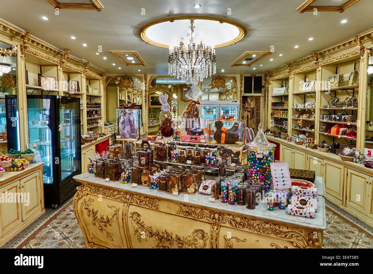 Luxuriöses Interieur im Schokoladenladen mit bunten Süßigkeiten, Süßigkeiten und elegantem Boutique-Dekor Stockfoto