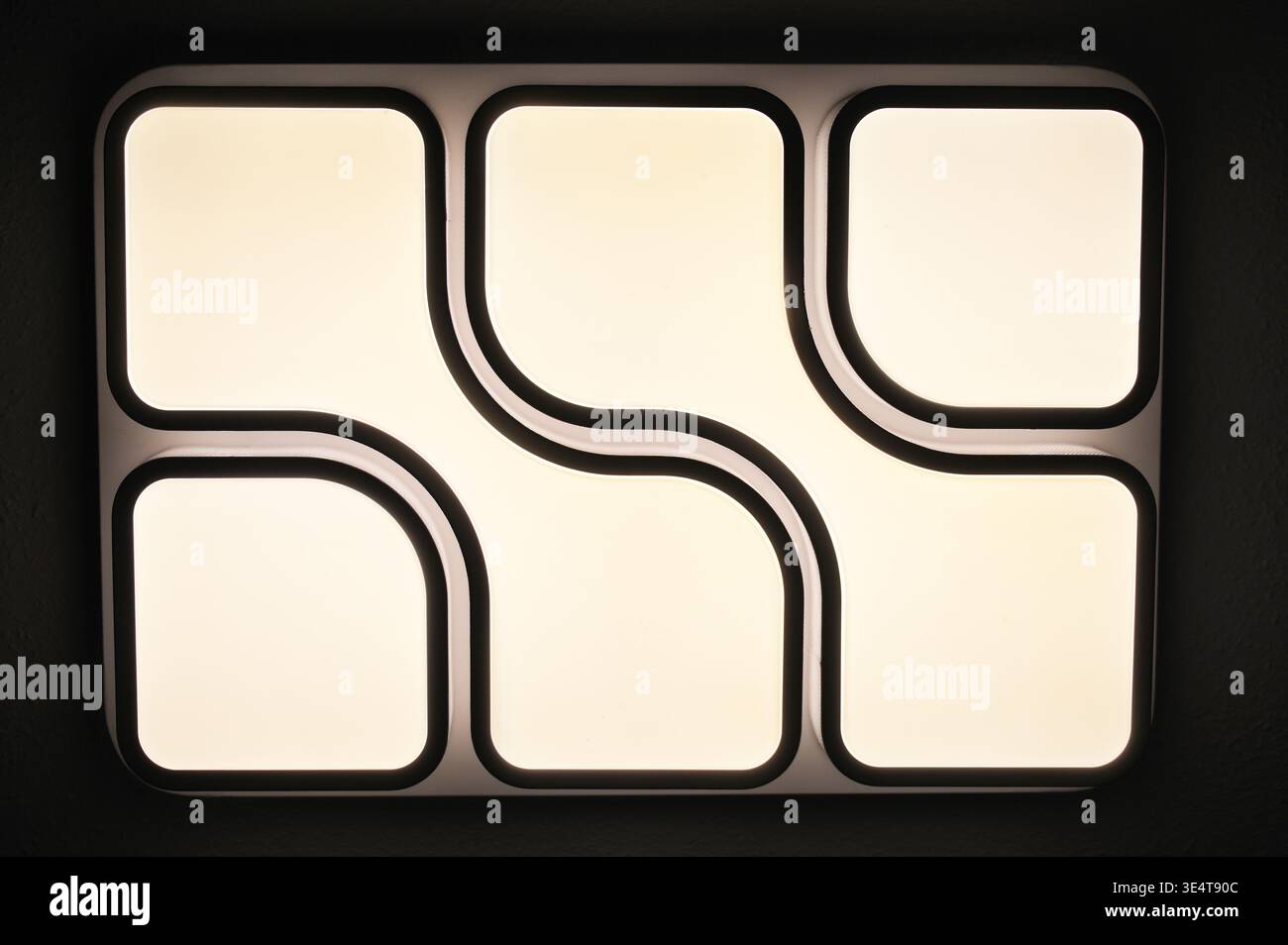 Moderne geometrische Deckenleuchte mit weicher, diffuser Beleuchtung Stockfoto