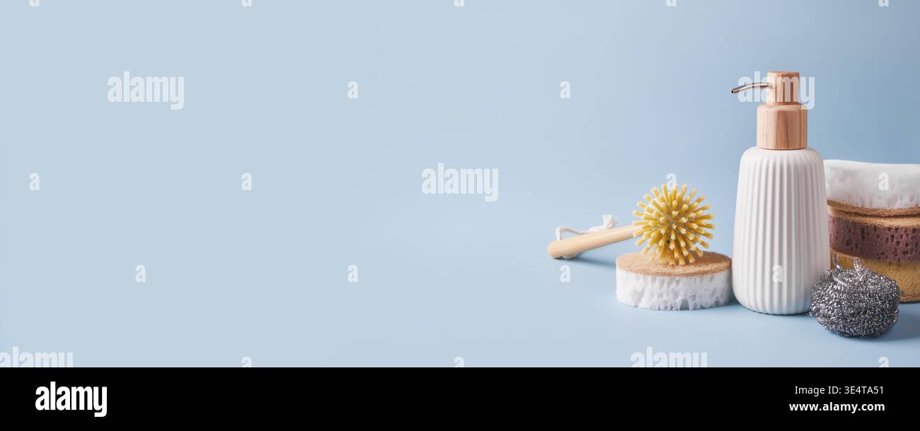 Nachhaltige Küchenreinigungsmittel und Flüssigseifenspender im Bannerformat Stockfoto