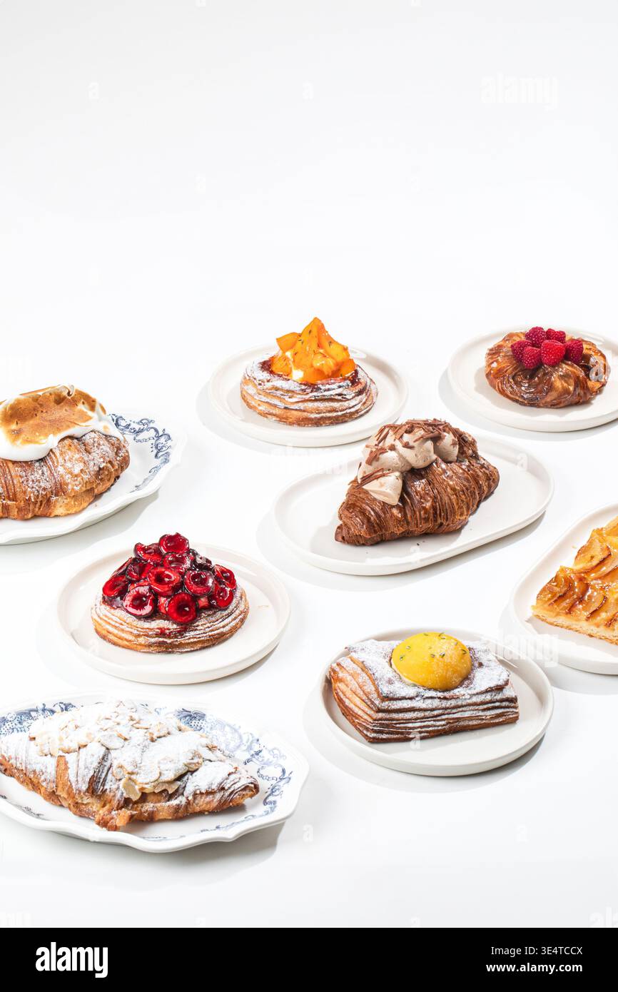 Verschiedene Gebäckstücke und Desserts auf weißem Hintergrund Stockfoto