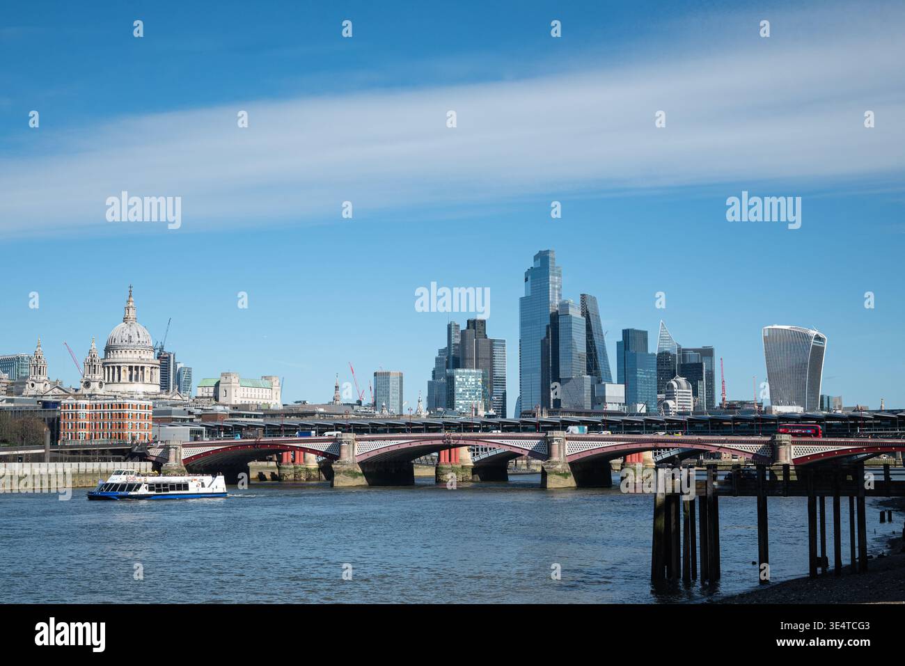 Blick vom Bankside über die Themse in Richtung Blackfriars Bridge, St Paul's Cathedral und den Wolkenkratzern der Stadt. London, Großbritannien. Stockfoto