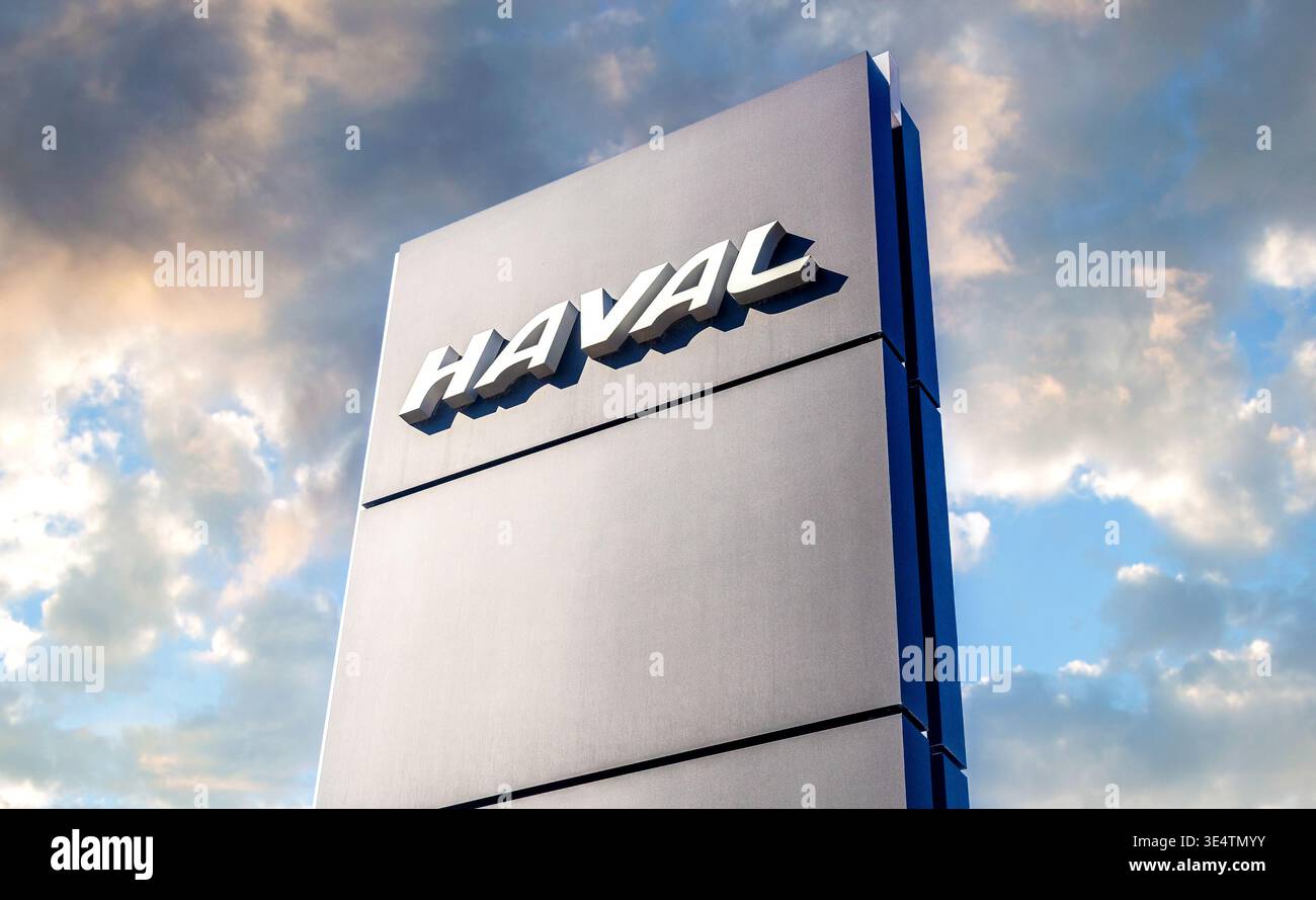 Samara, Russland - 17. Mai 2025: Stela Haval vor einem Himmelsgrund. Haval ist ein chinesischer Automobilhersteller Stockfoto