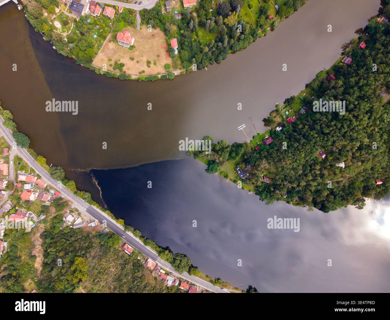 Blick von oben auf den Zusammenfluss von Moldau und Sazava in Davle, Tschechische Republik, mit kontrastierenden Wasserfarben Stockfoto