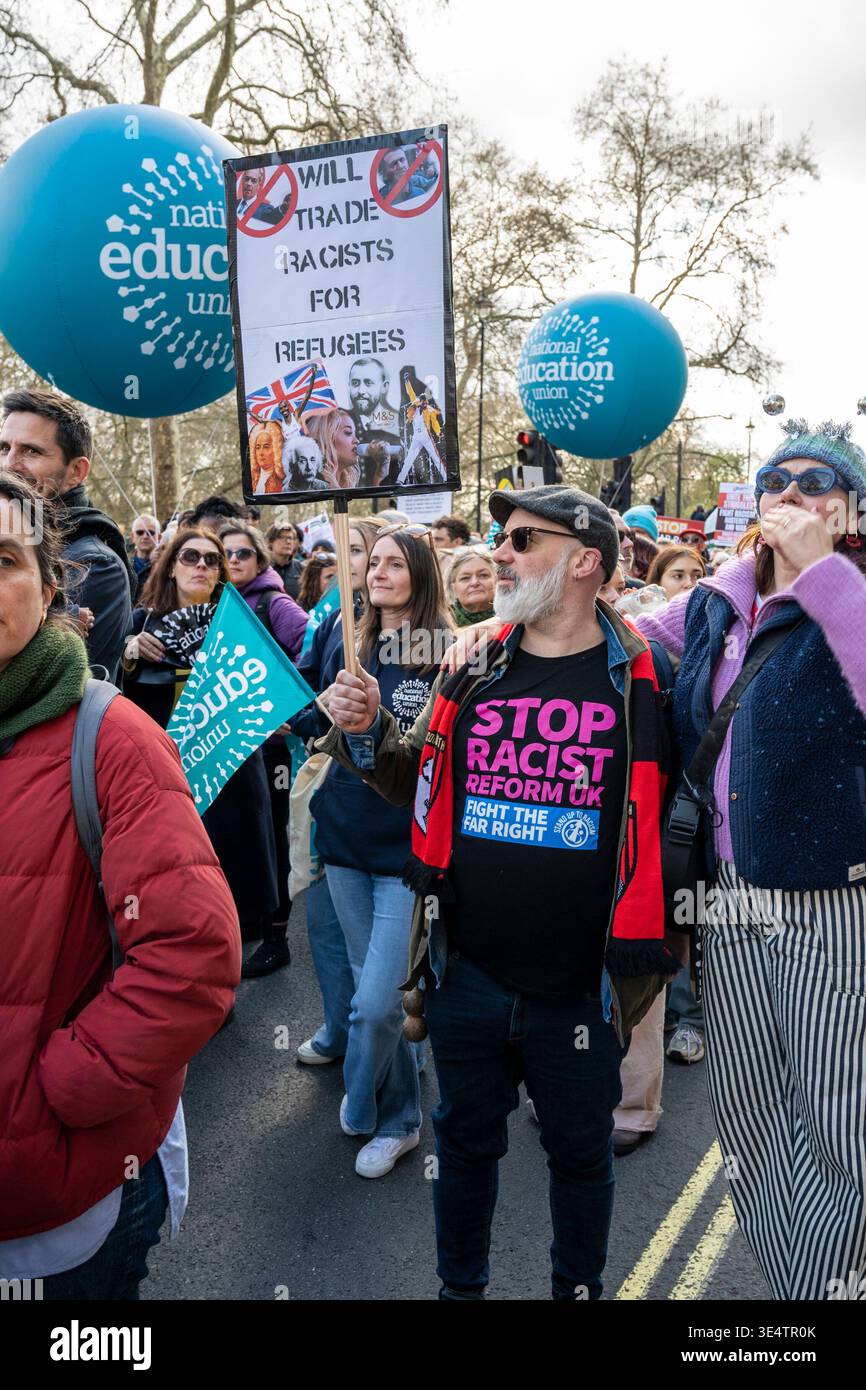 "Gemeinsam gegen die extreme Rechte" protestieren mit einem Mann, der ein T-Shirt und ein Plakat trägt, gegen Rassismus und für die Einwanderung. London Großbritannien Stockfoto