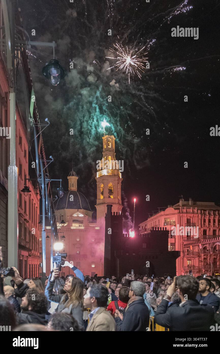 Feuerwerk über der Plaza de Espana während der Posterpräsentation des Festivals in Alcoy Spanien am 28. März 2026 Stockfoto