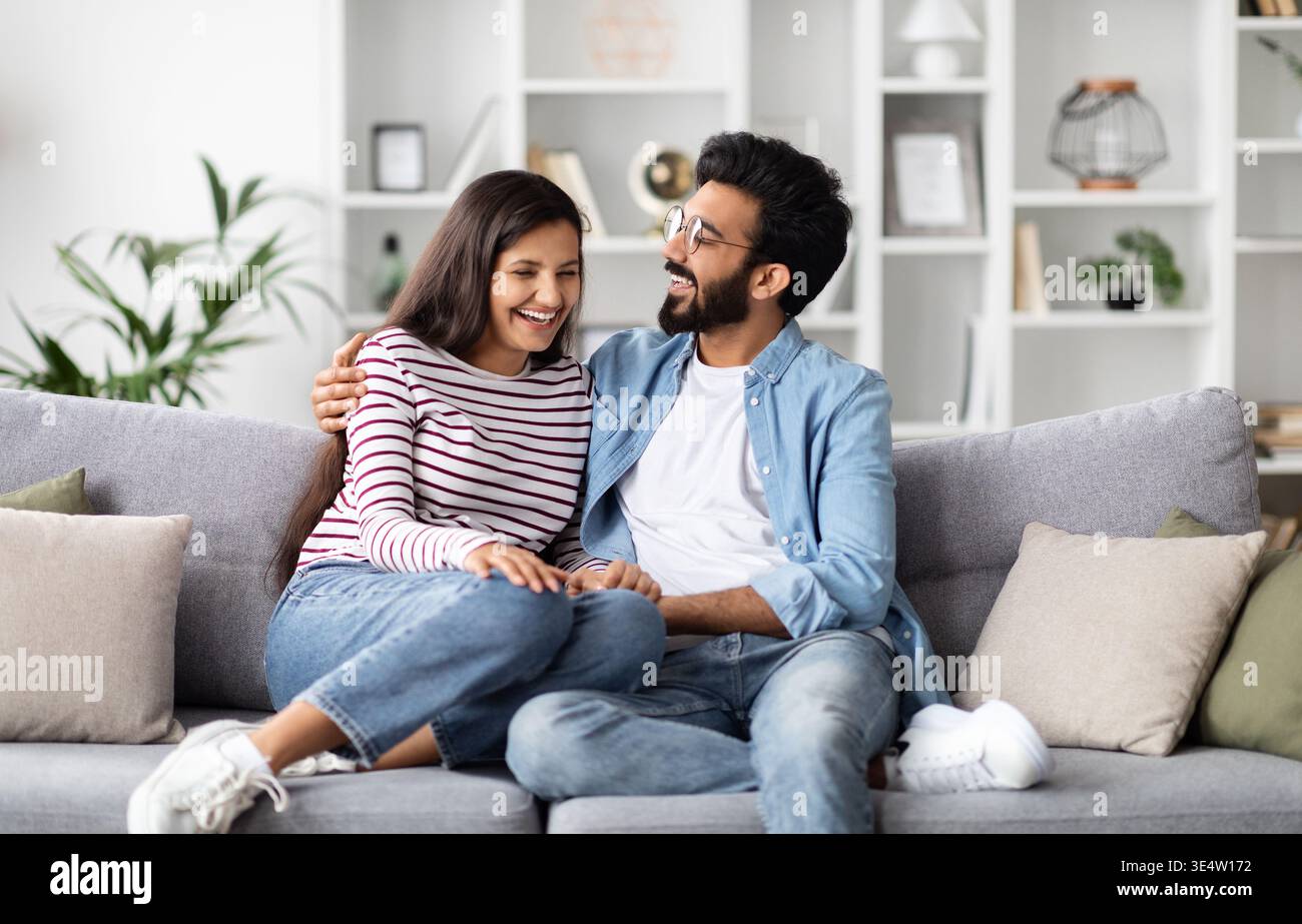 Glückliches, junges indianisches Paar, das zu Hause Zeit miteinander verbringt Stockfoto