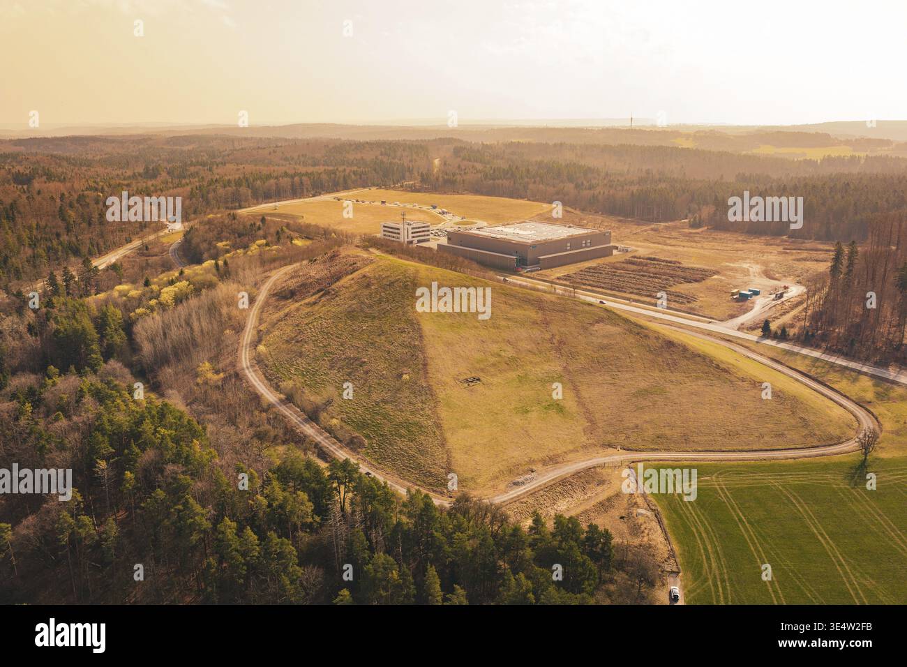 Höhenlage neben einem Industriegelände, umgeben von Straßen und Wald mit weitem Ausblick, altes Abbaugebiet vor PV Bau, Lindenrain, Calw, Deutschland Stockfoto