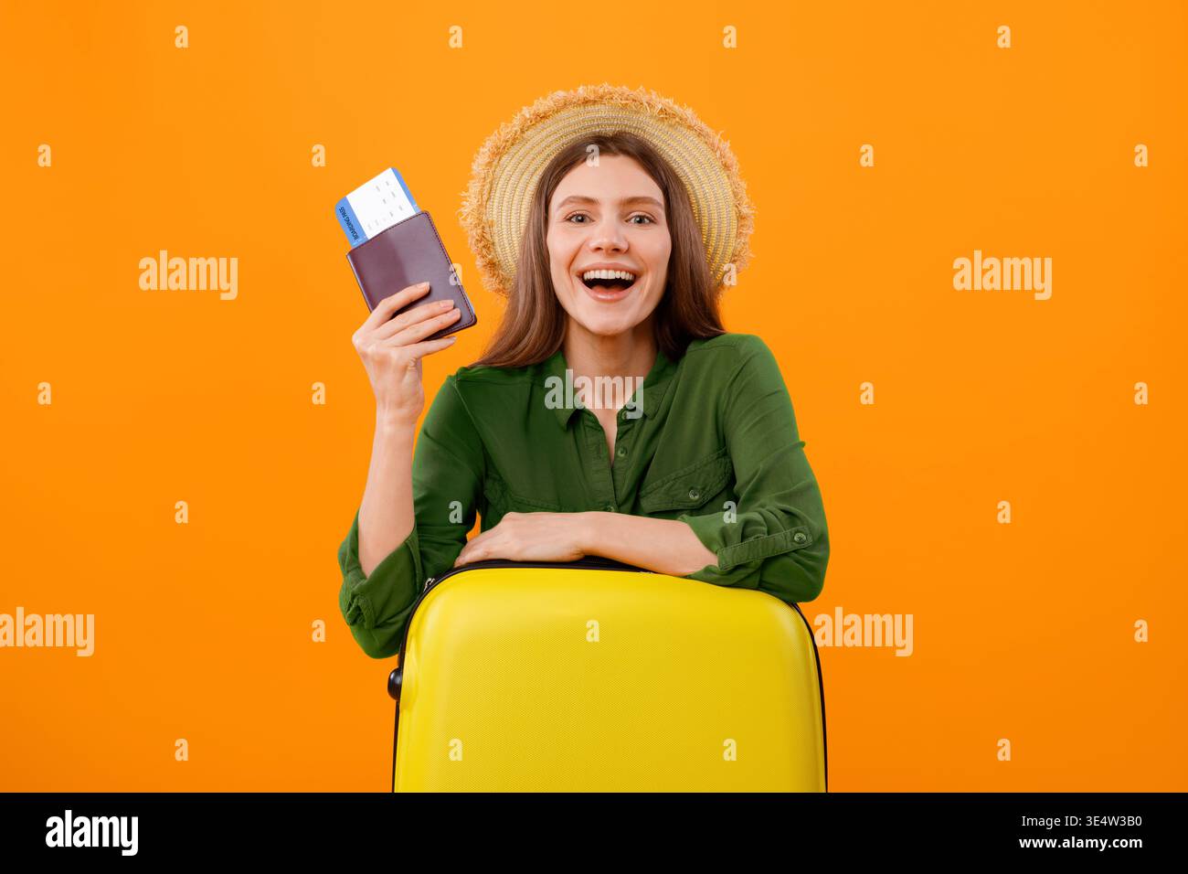 Happy Traveler mit Koffer und Reisedokumenten bereit für Abenteuer in heller Umgebung Stockfoto