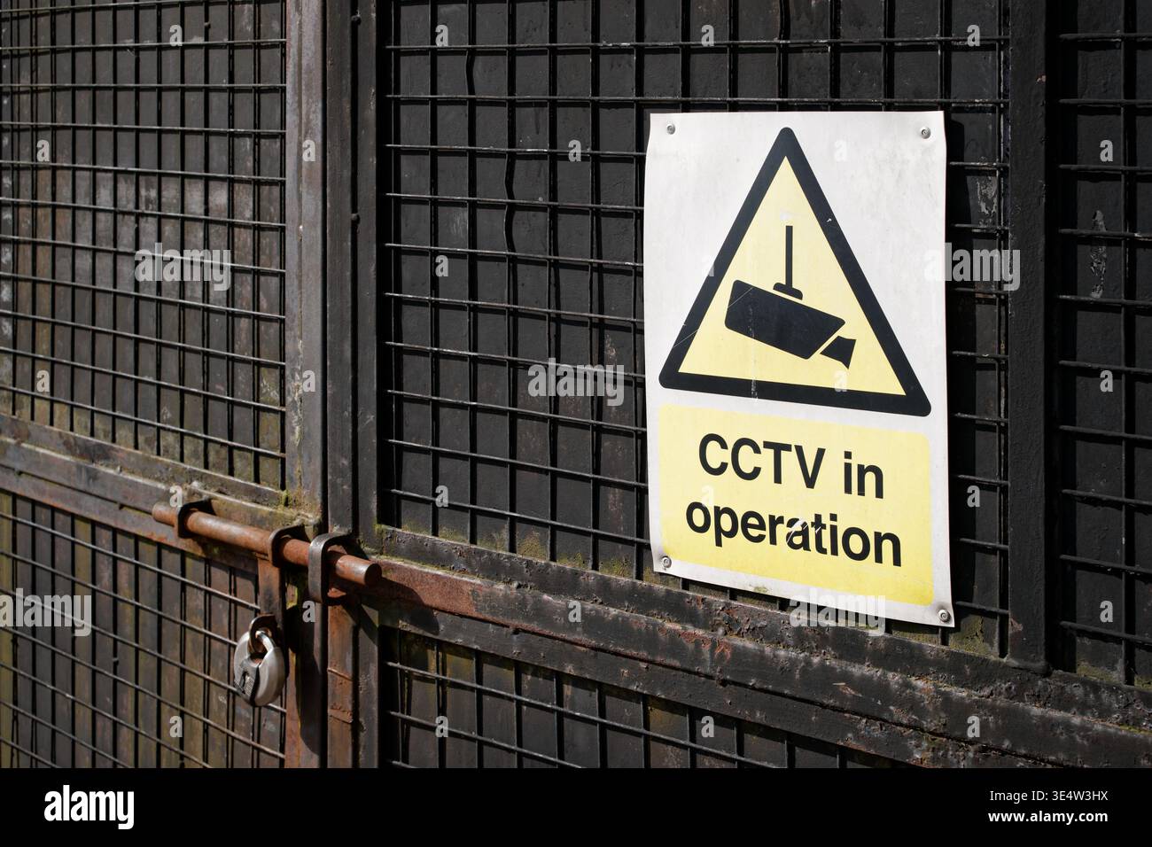 Die Einrichtungen für CCTV-Signaturbenachrichtigungen sind durch Videoüberwachung geschützt Stockfoto