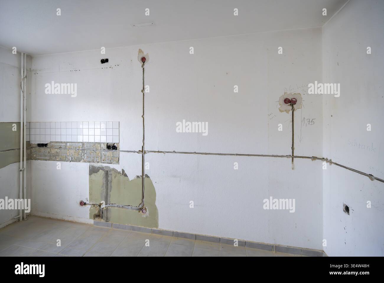 Wohnung wird renoviert, Steckplätze für Elektrokabel, unverputzte Steckdosen, Küche, Altbau, Nordrhein-Westfalen, Deutschland Stockfoto