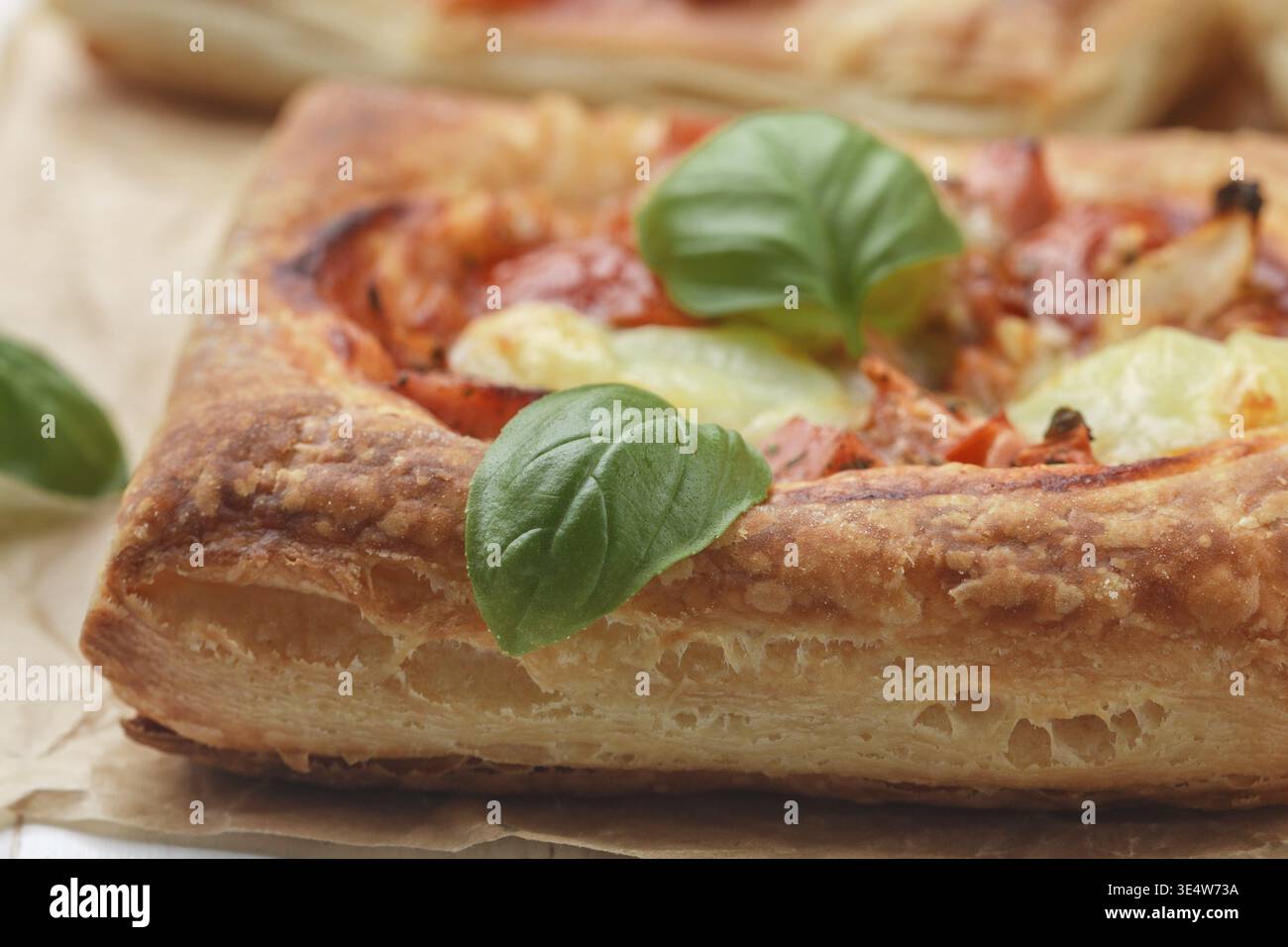 Essen, offene Pizzen aus Blaetterteig mit Tomate, Mozzarella, Zwiebel und Basilikum. Mini-Pizza. Selektiver Schwerpunkt Stockfoto