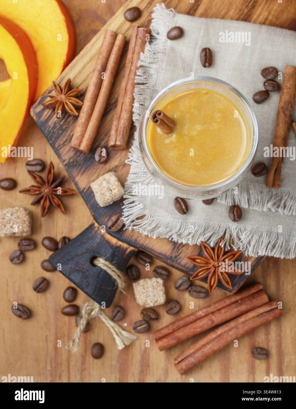 Essen, Kürbis Latte oder Cocktail (Smoothie) mit Gewürzen - Zimt, Anis, Kaffee. Warmes oder kaltes Herbstgetränk. Selektiver Fokus Stockfoto