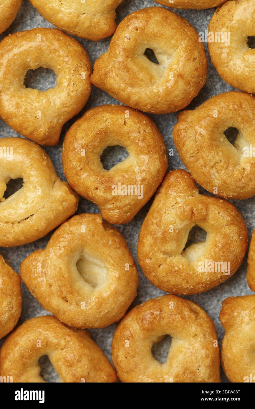 Essen, Tarallini-traditionelle italienische kleine Bagels. Taralli. Köstlicher Snack aus nächster Nähe. Kulinarischer Hintergrund. Selektiver Fokus, Draufsicht Stockfoto