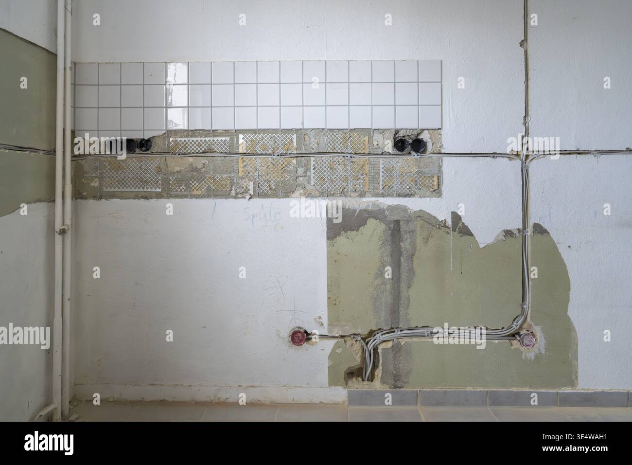 Wohnung wird renoviert, Steckplätze für Elektrokabel, unverputzte Steckdosen, Küche, Altbau, Nordrhein-Westfalen, Deutschland Stockfoto