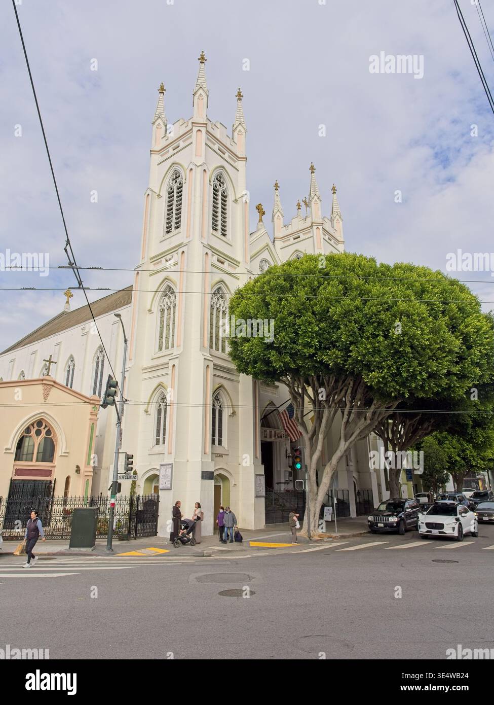 Franziskanerbrüder, Einwohner vor 1860 im normannischen gotischen Stil Nationalschrein der St. Francis of Assisi Cathedral — San Francisco Kalifornien, Oktober 2025 Stockfoto