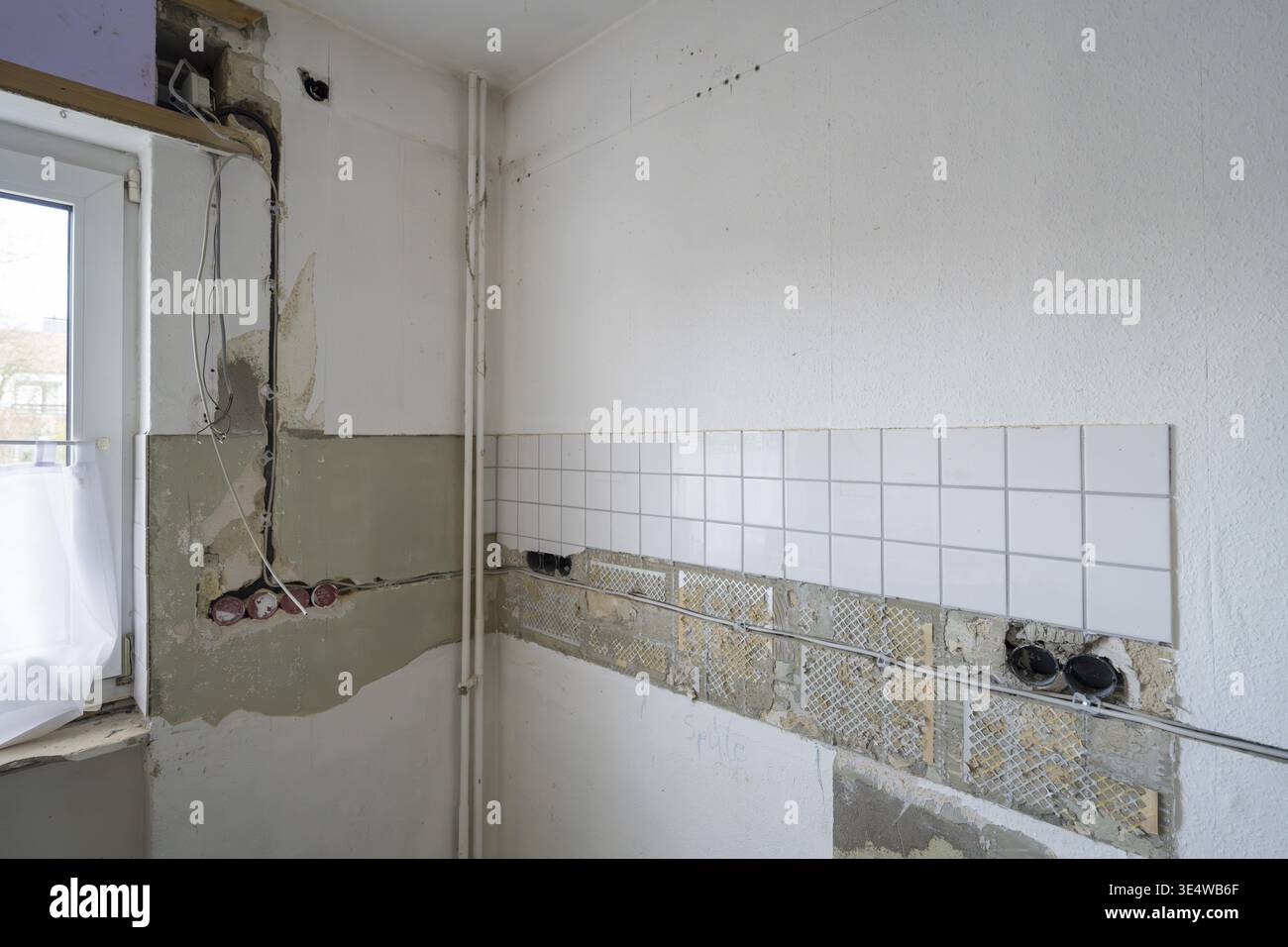 Wohnung wird renoviert, Steckplätze für Elektrokabel, unverputzte Steckdosen, Küche, Altbau, Nordrhein-Westfalen, Deutschland Stockfoto