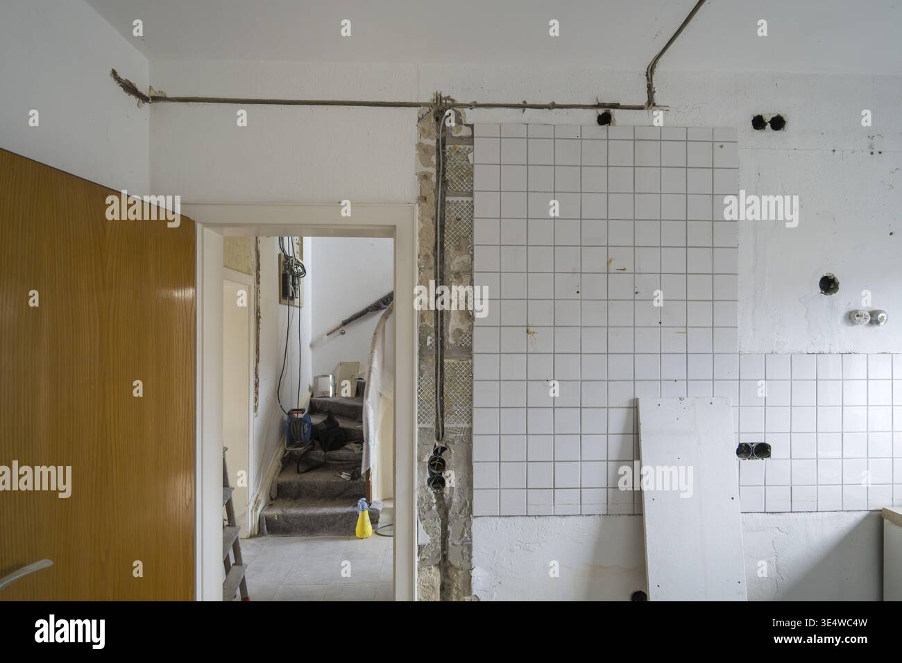 Wohnung wird renoviert, Steckplätze für Elektrokabel, unverputzte Steckdosen, Küche, Altbau, Nordrhein-Westfalen, Deutschland Stockfoto