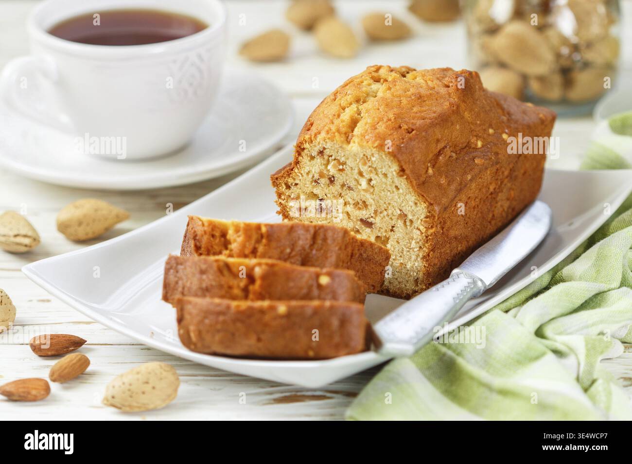 Essen, in Scheiben geschnittener Kuchen mit Mandeln auf dem Schneidebrett. Hausgemachter Kuchen mit Nüssen und Honig. Leckerer Snack zum Tee. Selektiver Fokus Stockfoto