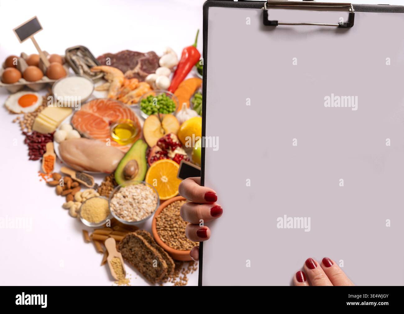 Gesunde Ernährung Konzept für 2025 Lebensmittelpyramide mit Protein, Milchprodukten, Obst, Gemüse, Vollkorn und gesunden Fetten mit frischen Zutaten Stockfoto