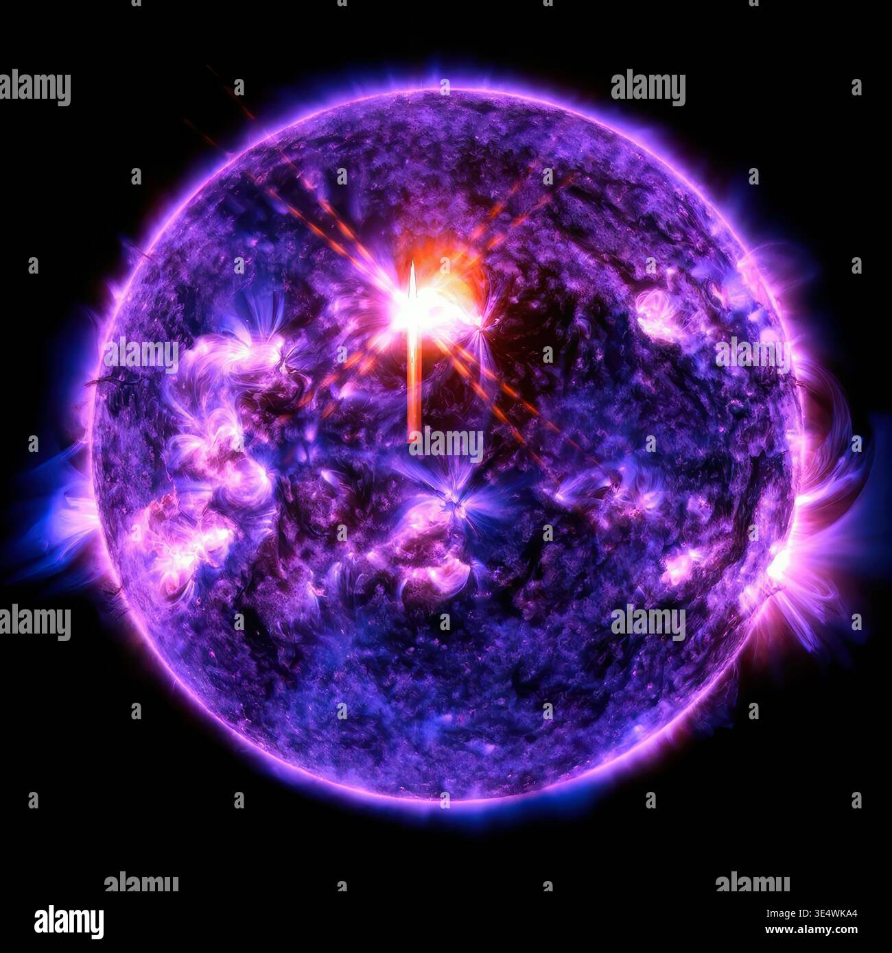 Sonnenfackeln, die von der Sonne bei extremen UV-Licht ausbrechen, aufgenommen vom NASA Solar Dynamics Observatory (SDO) Stockfoto